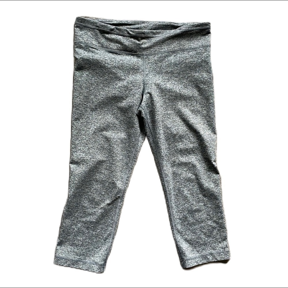SzM Under Armour Charcoal and Black mini Striped cropped leggings. EUC